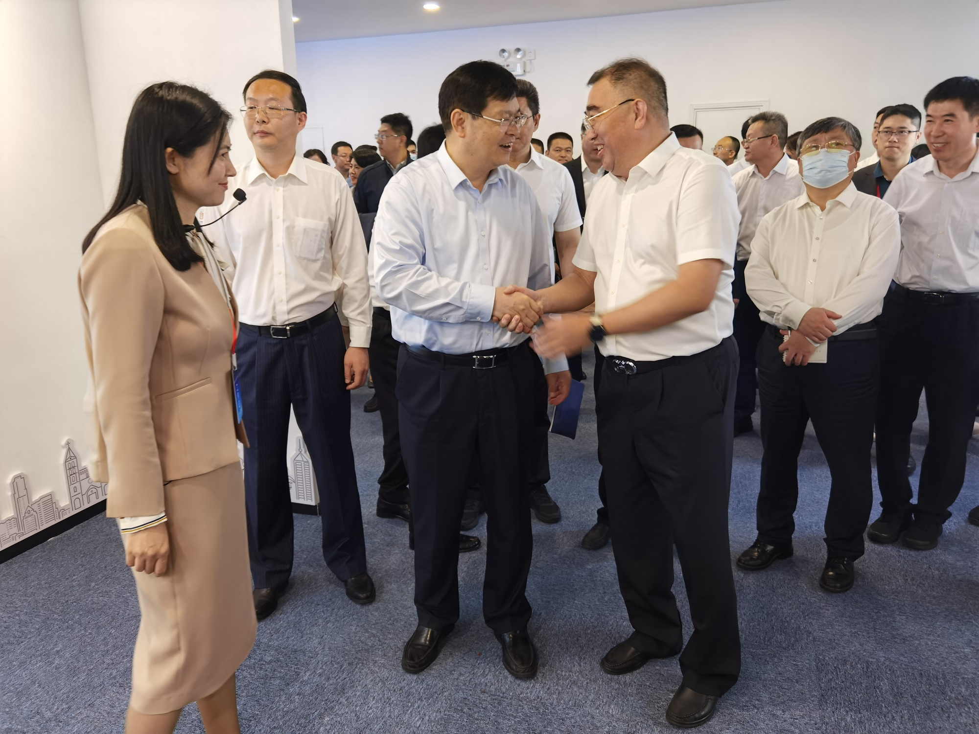 1620957955617335.jpg 王立宇董事长向赵豪志市长介绍城市会客厅有关情况 (2).jpg
