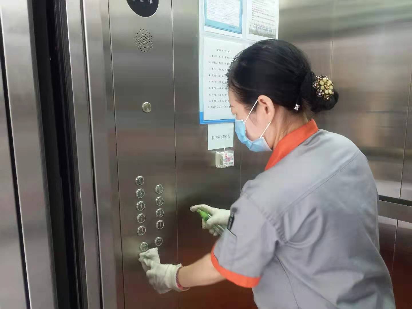 1629362392506826.jpg 电梯按键消毒.jpg