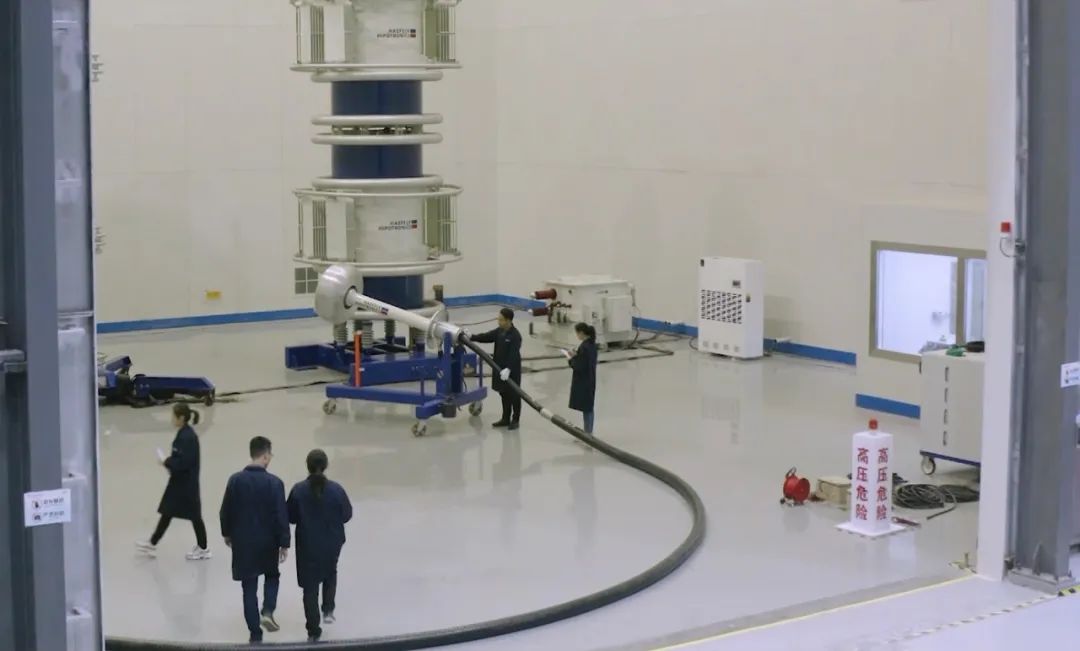 1680757764198014.jpg 海检中心海洋电缆实验室工作场景.jpg