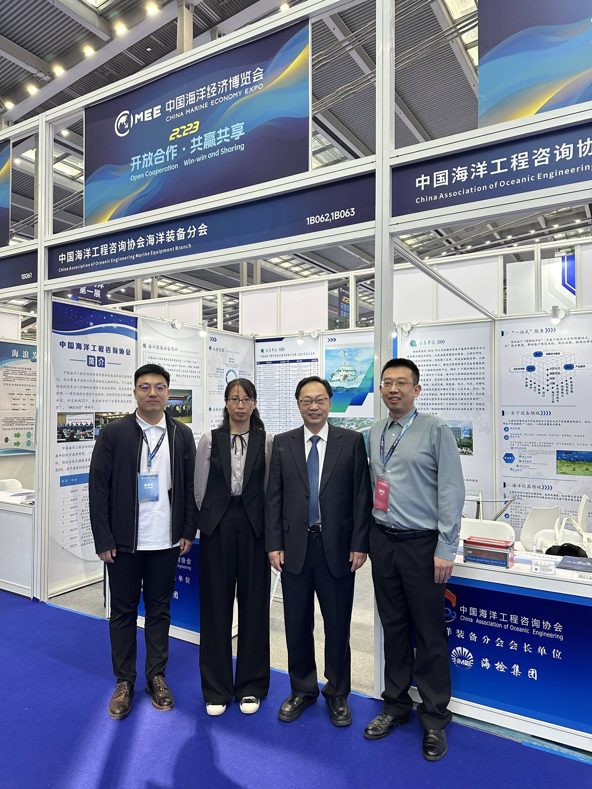 1701047534233769.jpg 会长合影(1).jpg