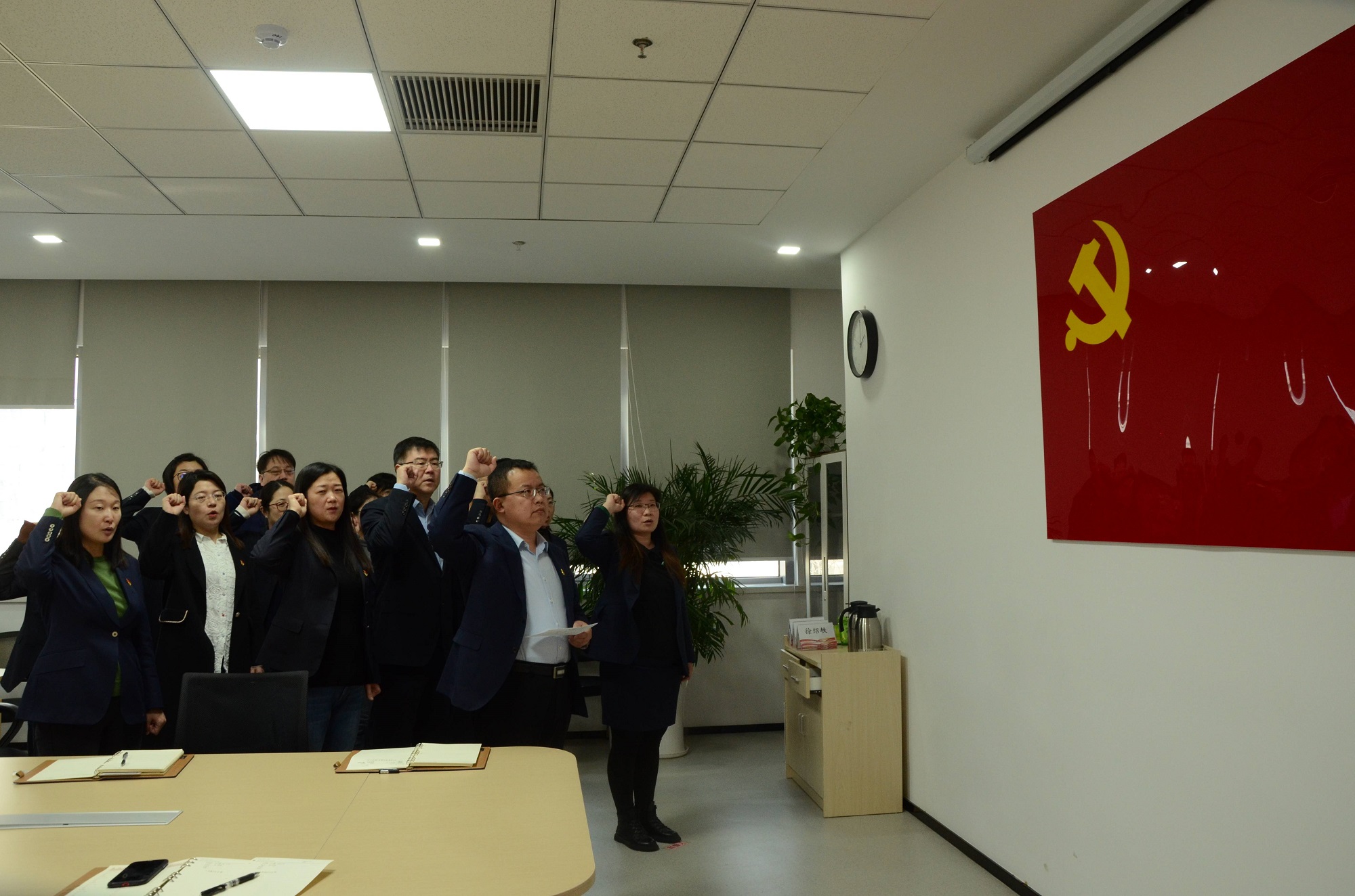 1701393401895644.jpg 20230227预备党员张玉芝宣誓、支部党员重温入党誓词(1).jpg