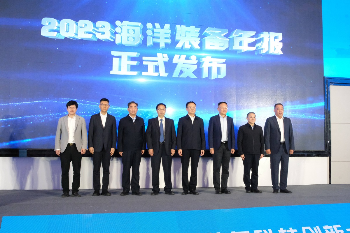 1733388010715591.jpg 11.年报发布合影(1).jpg